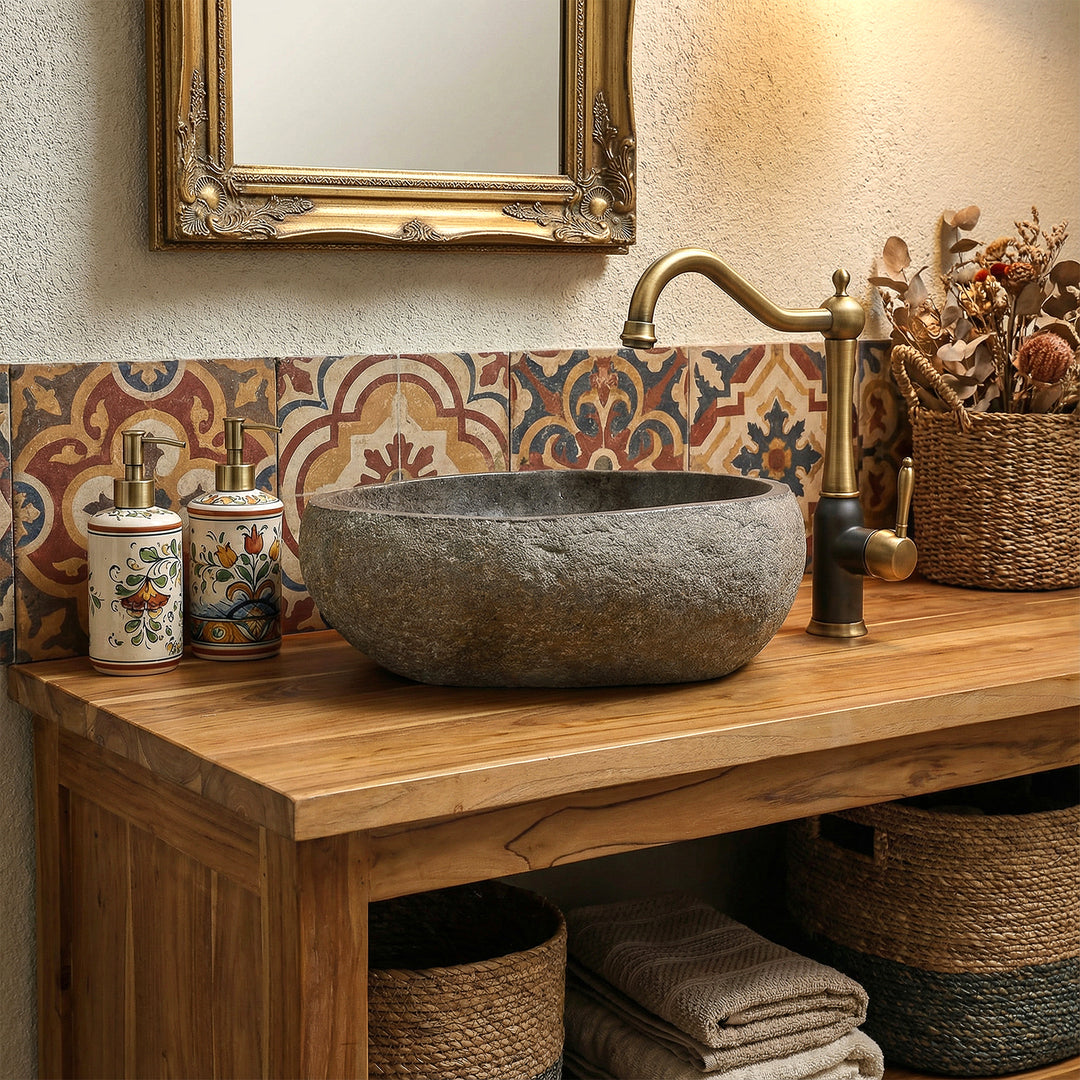 Νεροχύτης από φυσική πέτρα σε ζεστό μπάνιο boho σε ξύλινο νεροχύτη, σε συνδυασμό με ορειχάλκινα εξαρτήματα και πλακάκια με σχέδια