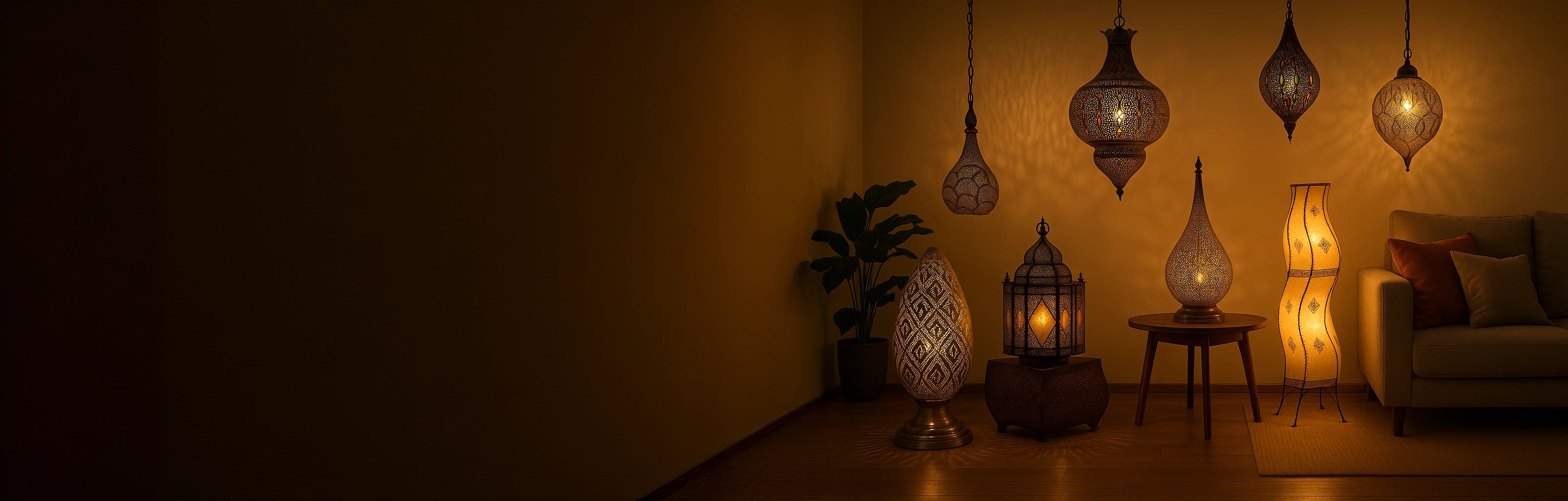 Ανατολίτικα φωτιστικά – Ein Wohnzimmer mit orientalischen Lampen, Hängelampen, Stehlampen und Tischlampen in warmem Licht, das eine gemütliche Atmosphäre schafft.
