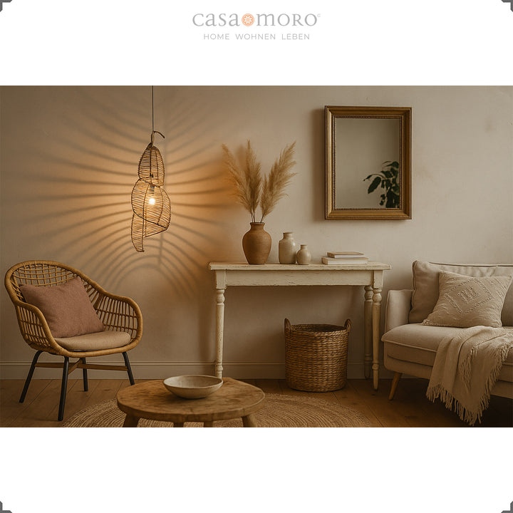 Φωτιστικό ρατάν πάνω από μια τραπεζαρία στο boho σαλόνι, δημιουργεί ζεστό φως και ατμοσφαιρική ατμόσφαιρα
