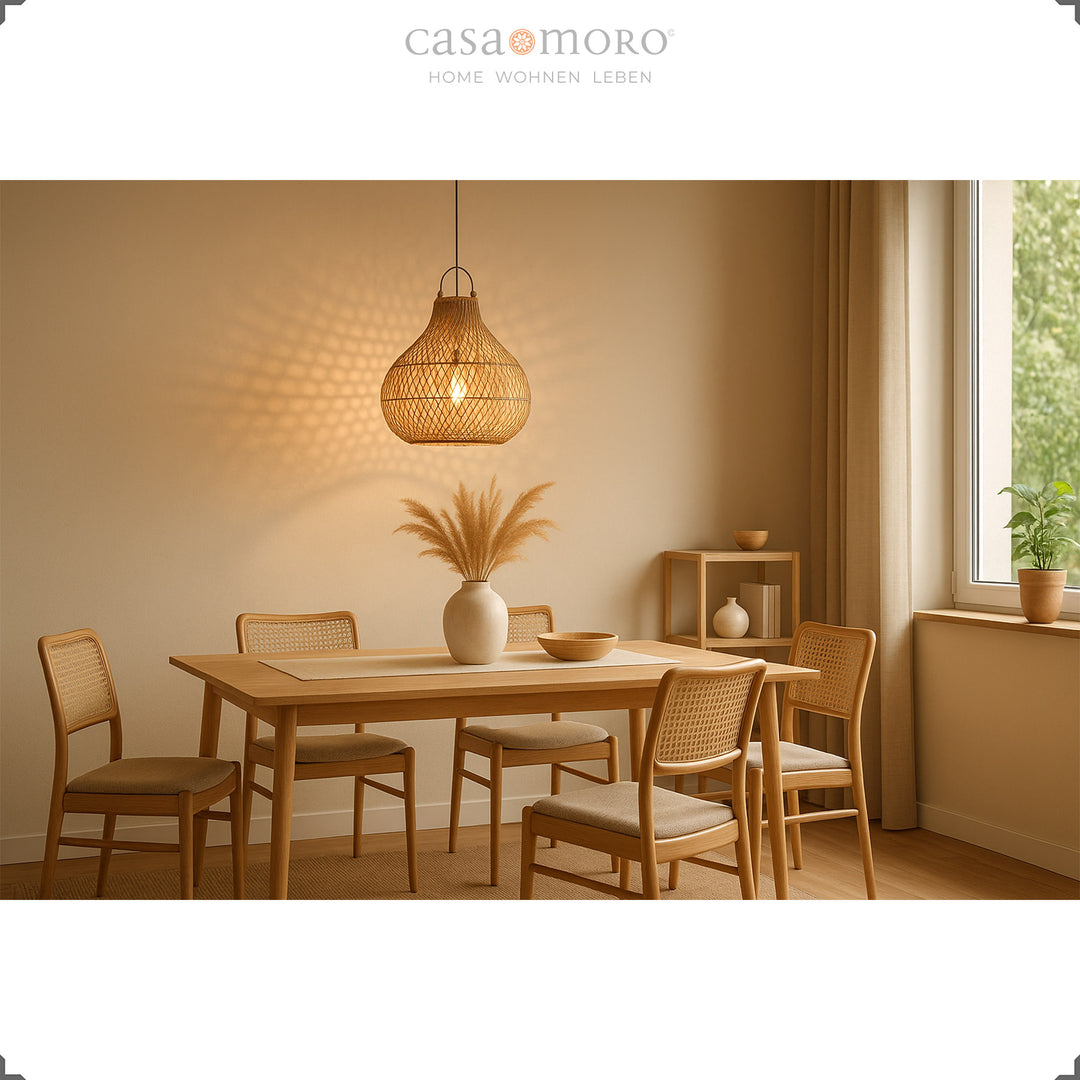 Φωτιστικό Rattan πάνω από την τραπεζαρία σε φυσική τραπεζαρία με ζεστό φως και αρμονική επίπλωση