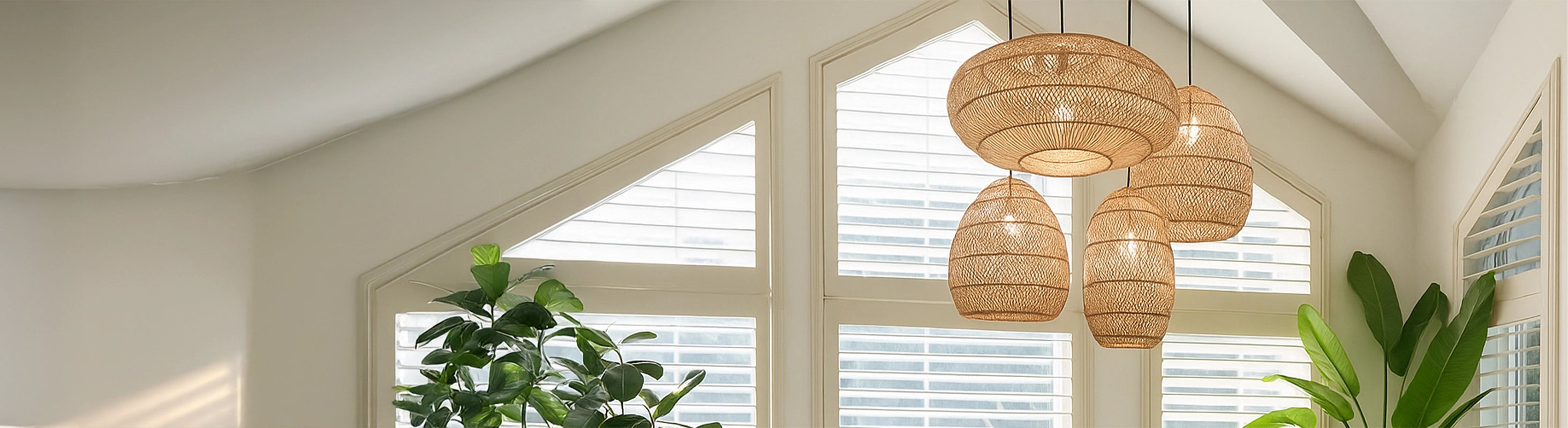 Λάμπες Rattan – Πλεκτά φωτιστικά rattan σε διάφορα σχήματα, ως κρεμαστά φωτιστικά στο σαλόνι με φυτά και φως ημέρας