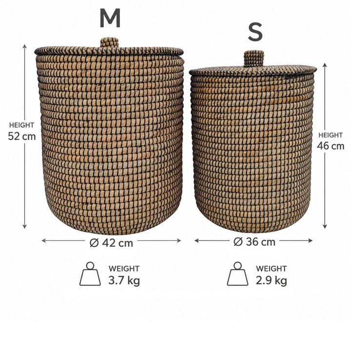 Maße der Seegraskörbe: S Ø 36 × H 46 cm, 2,9 kg, ca. 40 Liter; M Ø 42 × H 52 cm, 3,7 kg, ca. 65 Liter Volumen.