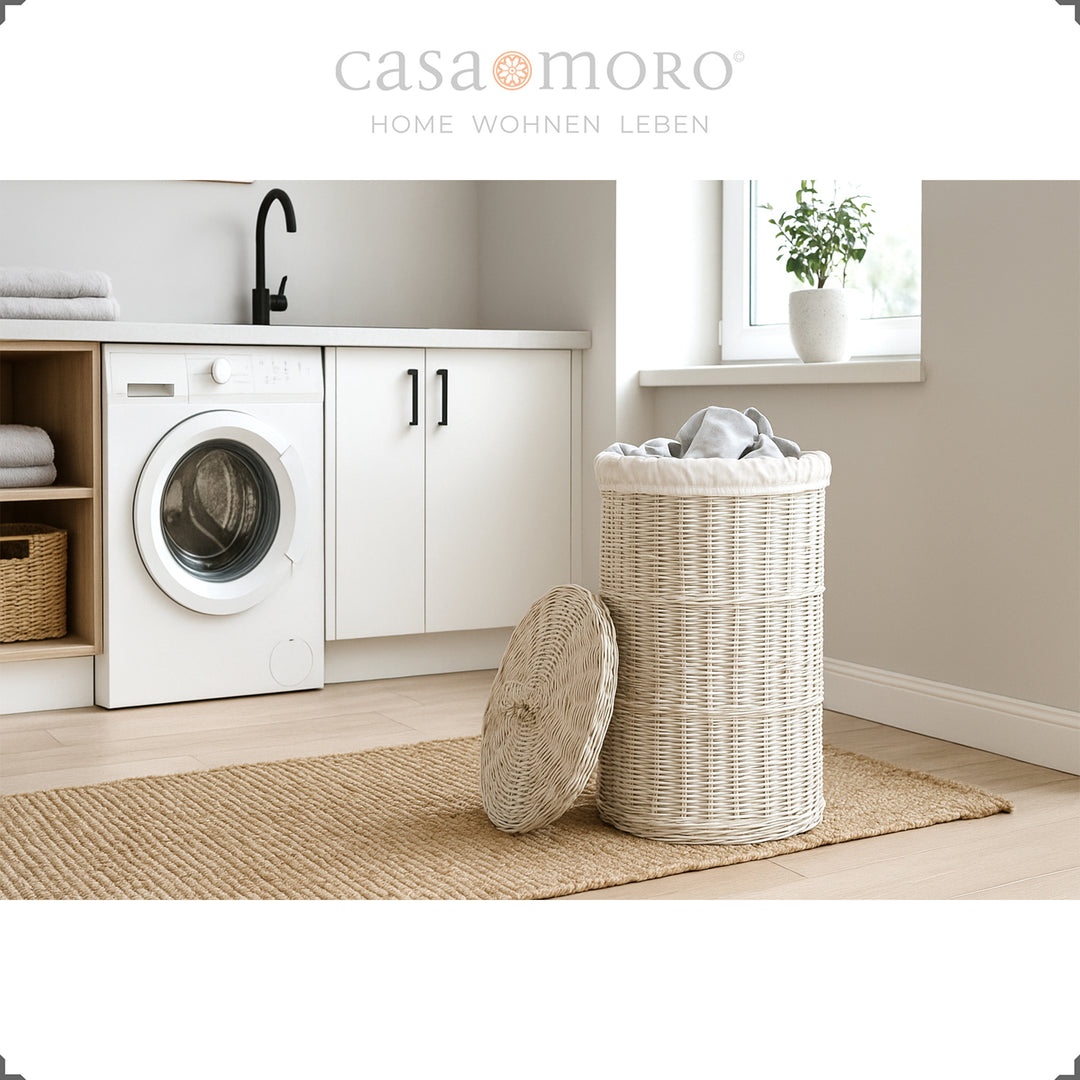 Καλάθι ρούχων White Wash στο δωμάτιο πλυντηρίων, με ελαφριά εσωτερική τσάντα και πλεγμένο καπάκι - αρμονικό στο μοντέρνο εσωτερικό